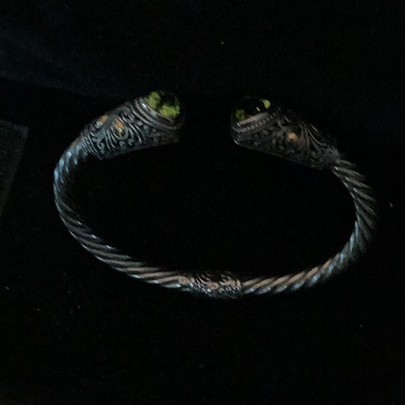 Artisan crafted cuff bracelet with genuine peridot gemstones - Picture 3 of 3